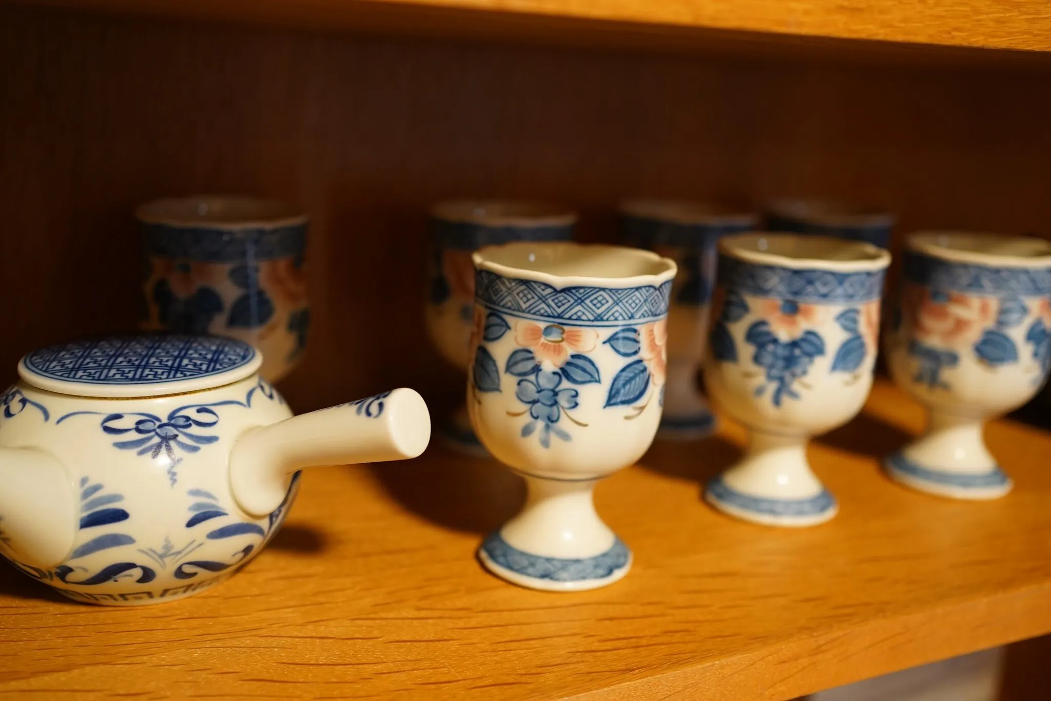 染付の脚つき湯呑。抹茶にも、島の日本酒にも。